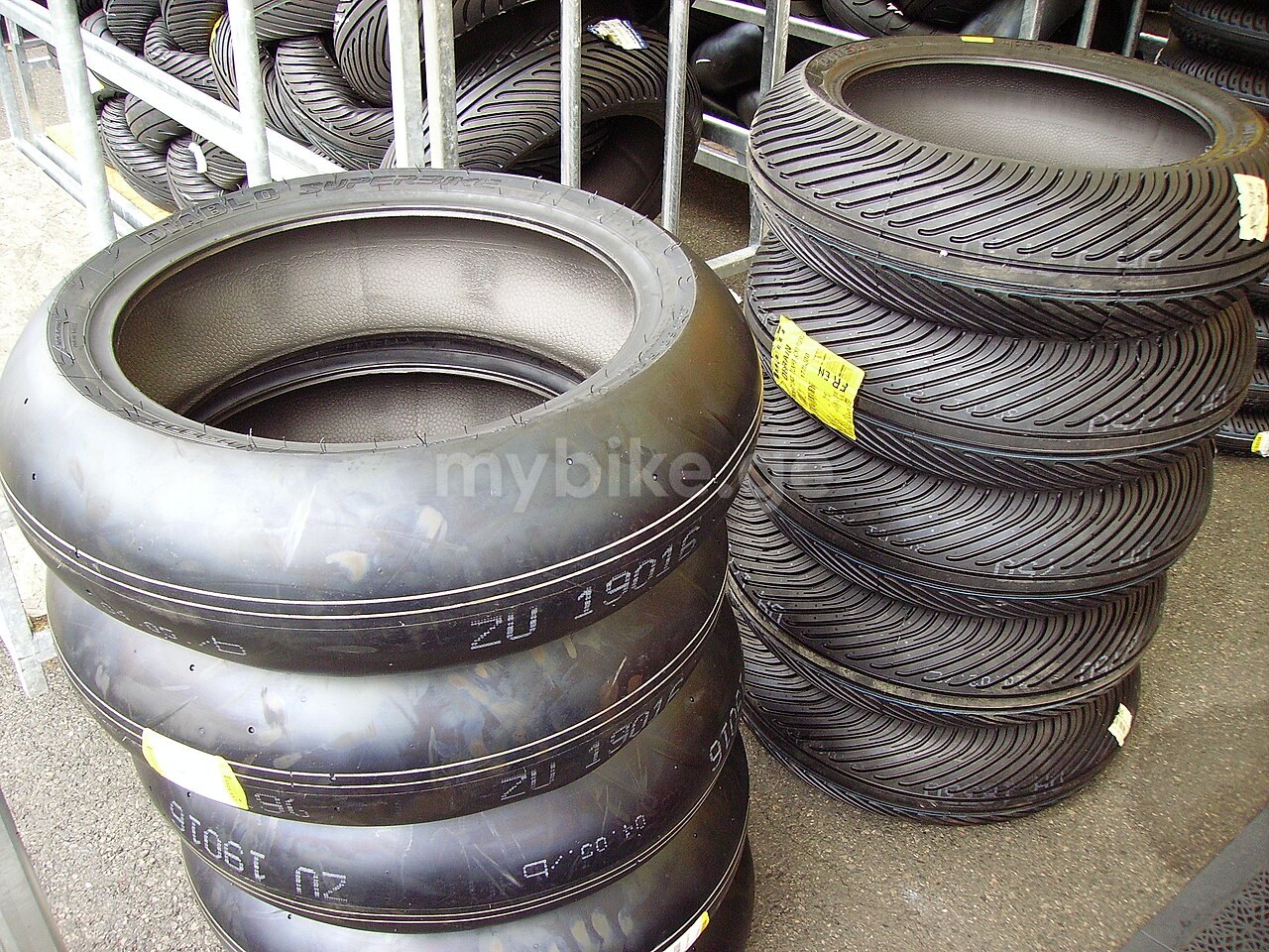 Racing rear tyre 180/55 R17 — 2