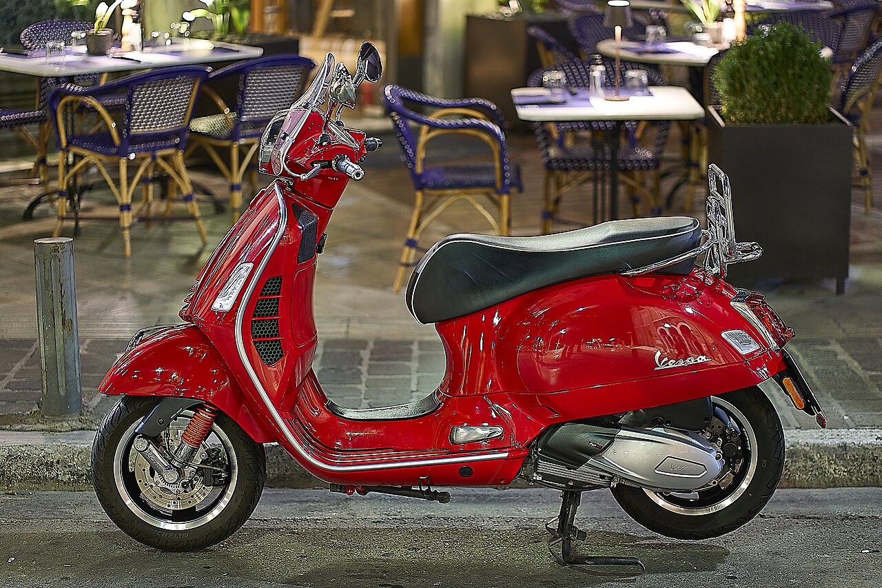 Vespa GTS 300 or Honda PCX 125: choosing a city scooter